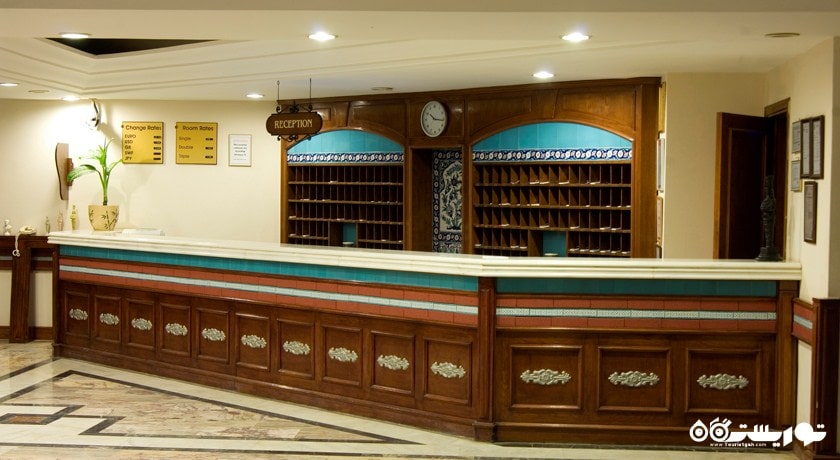 نمایی از میز پذیرش هتل